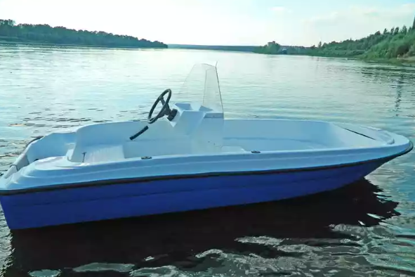 Стеклопластиковая лодка Пингвин с консолью (тримаран) в Люберцах