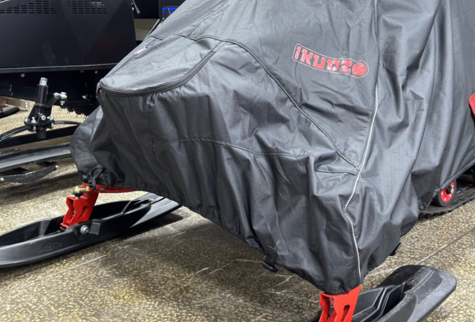 Чехол транспорт. снегохода IKUDZO HUNTER черно-красный Оксфорд ПРЕМИУМ качества с лого IKUDZO в Люберцах