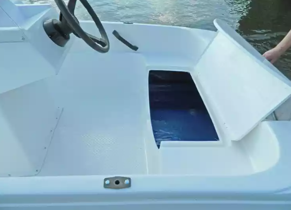 Стеклопластиковая лодка Пингвин с консолью (тримаран) в Люберцах