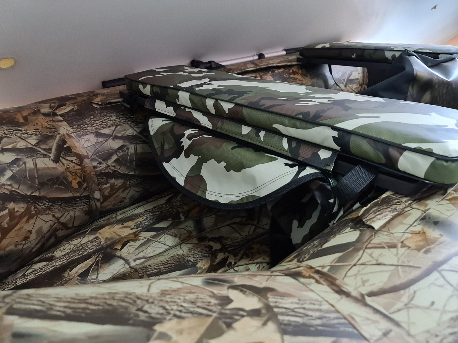 КОМПЛЕКТ МЯГКИХ НАКЛАДОК С СУМКОЙ ДЛЯ ЛОДОК 105Х20 КАМУФЛЯЖ в Люберцах